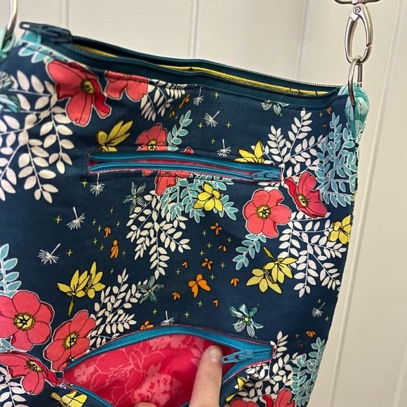CUTEST HOLD EVERY THING CROSS BAG - Picture 2 of 5